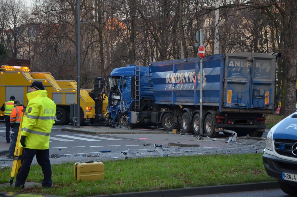 Schwerer VU LKW KVB Bus PKW Koeln Agrippinaufer Ubierring P219.JPG